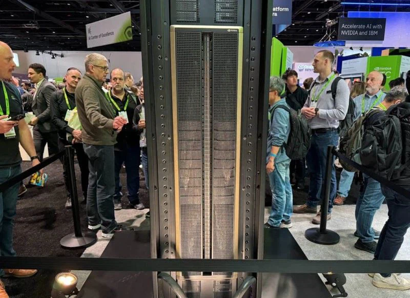 the rule in data centers is basically: use copper cables as much as possible, and when the distance is too far, use fiber optics. the rule in data centers is basically: use copper cables as much as possible, and when the distance is too far, use fiber optics.