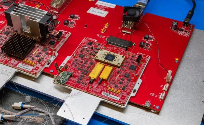 a large circuit board laid out like this is not suitable for networking devices, so another impressive aspect is not just the ability to create 400Gbps 2500km or 800Gbps 1000km communication modules, but also to package them into standard pluggable form factor modules. a large circuit board laid out like this is not suitable for networking devices, so another impressive aspect is not just the ability to create 400Gbps 2500km or 800Gbps 1000km communication modules, but also to package them into standard pluggable form factor modules.