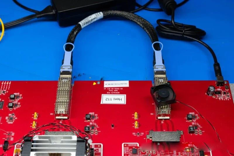 the first thing you'll notice is the short DAC (Direct Attach Cable). This is the 800Gbps electrical signal interface. the first thing you'll notice is the short DAC (Direct Attach Cable). This is the 800Gbps electrical signal interface.