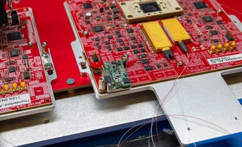 there is also a local oscillator that feeds a second signal into the ICR. Think of it as a reference signal for phase comparison. Inside the ICR is a 90-degree hybrid, a passive component that helps maintain phase and amplitude information, among other things. The ICR is also equipped with photodetectors to receive optical signals and then produce electrical outputs at the other end there is also a local oscillator that feeds a second signal into the ICR. Think of it as a reference signal for phase comparison. Inside the ICR is a 90-degree hybrid, a passive component that helps maintain phase and amplitude information, among other things. The ICR is also equipped with photodetectors to receive optical signals and then produce electrical outputs at the other end