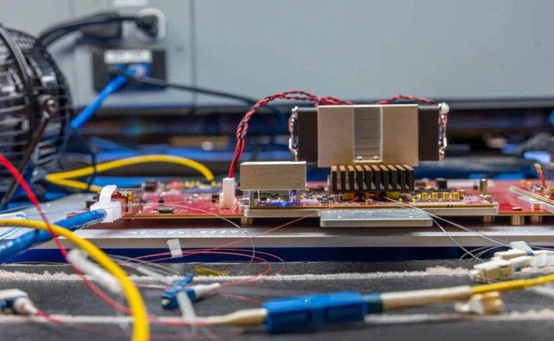 Even the reference laser source requires a heat sink for cooling. When I mention that we managed to get into the lab, it's clear that this is a true lab setting. Even the reference laser source requires a heat sink for cooling. When I mention that we managed to get into the lab, it's clear that this is a true lab setting.