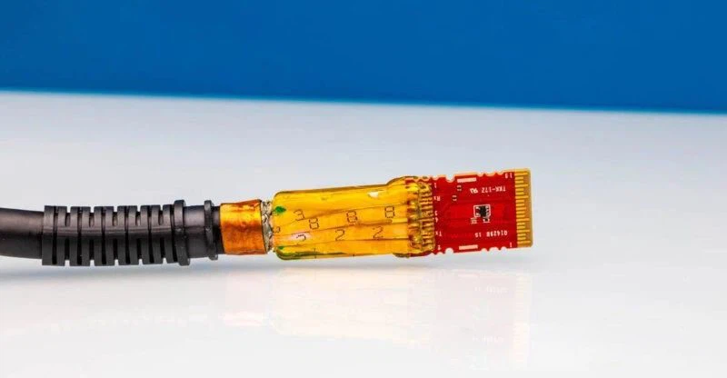 Some casings, like this one, use simple screws to hold them together. Others use more difficult-to-open connection methods. We recommend that if you are opening the casing yourself, try to use one with easily tightened screws. Some casings, like this one, use simple screws to hold them together. Others use more difficult-to-open connection methods. We recommend that if you are opening the casing yourself, try to use one with easily tightened screws.