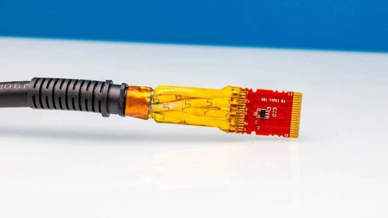 Inside the casing, we can see that the PCB is very simple. In fact, you can see many traces between the QSFP28 connector and the internal wires of the cable. Inside the casing, we can see that the PCB is very simple. In fact, you can see many traces between the QSFP28 connector and the internal wires of the cable.